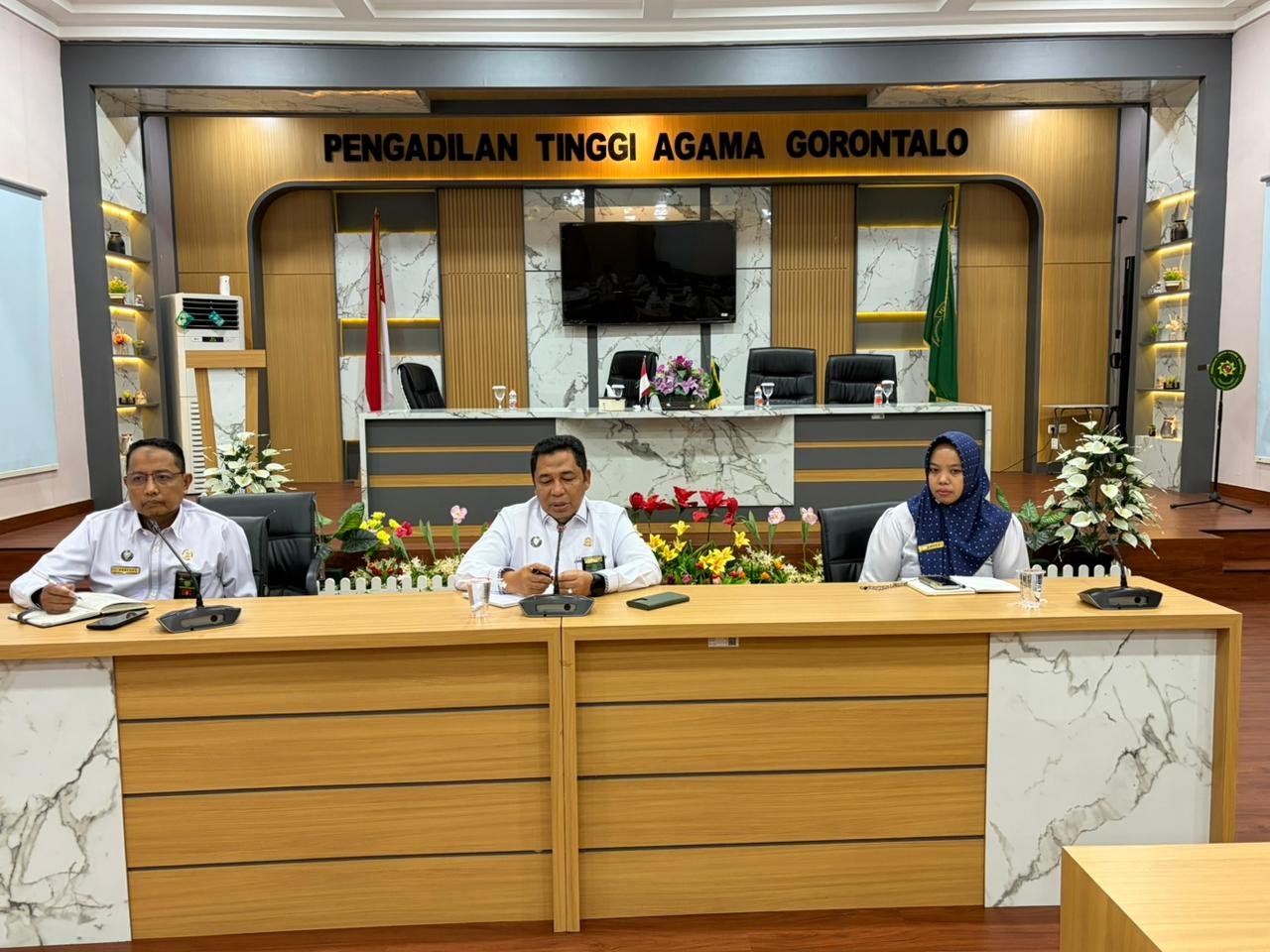 SEKRETARIS BARU PIMPIN RAPAT PERDANA KESEKRETARIATAN