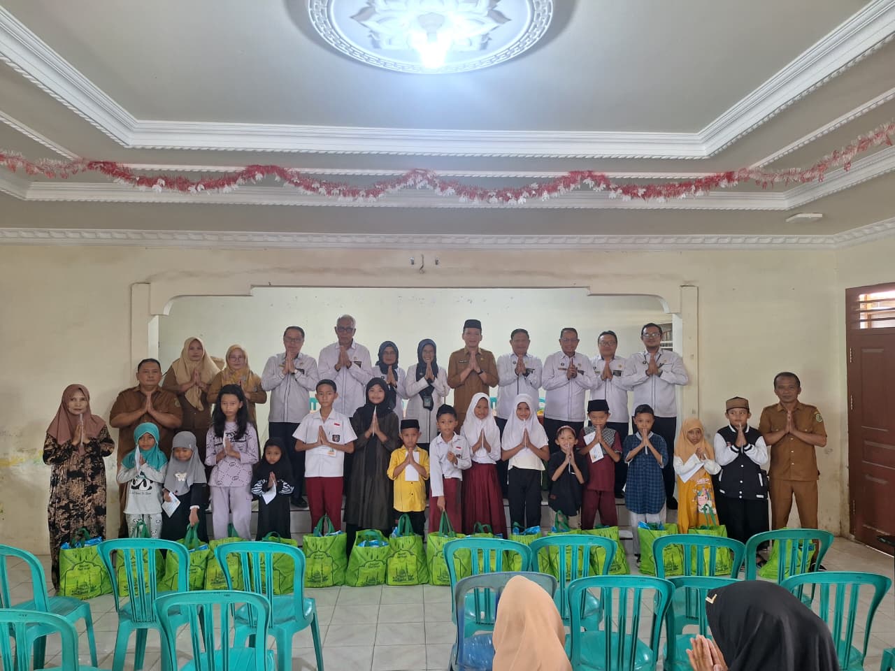 "Sapa Warga Dulomo Selatan dan Wongkaditi Timur, PTA Gorontalo Tebar Kebahagiaan di Bulan Suci"17