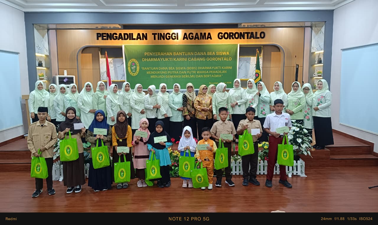 Penyerahan Bantuan Dana Bea Siswa Dharmayukti Karini Cabang Gorontalo